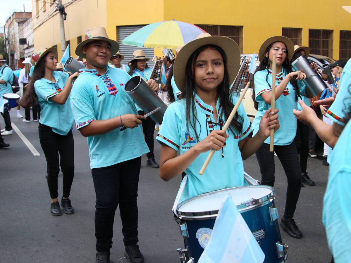 Pequeños músicos aportaron ritmo y sabor en desfiles escolares de la capital