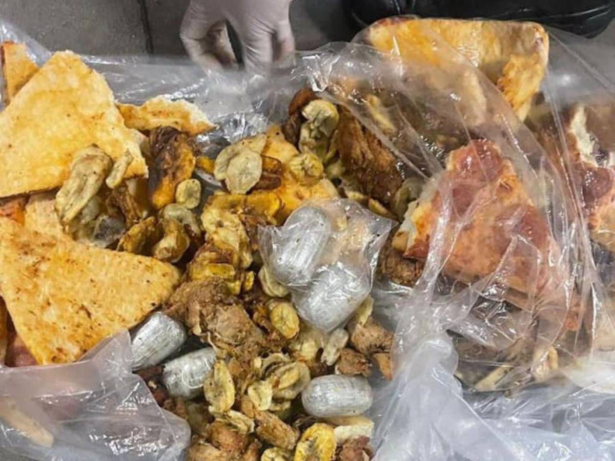 En bolsas que contenían pizzas, tajaditas y pollo, fueron encontrados envoltorios de supuesta droga.