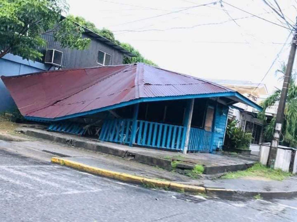 Postes caídos, calles cerradas  y casas dañadas dejan vientos huracanados en Puerto Cortés