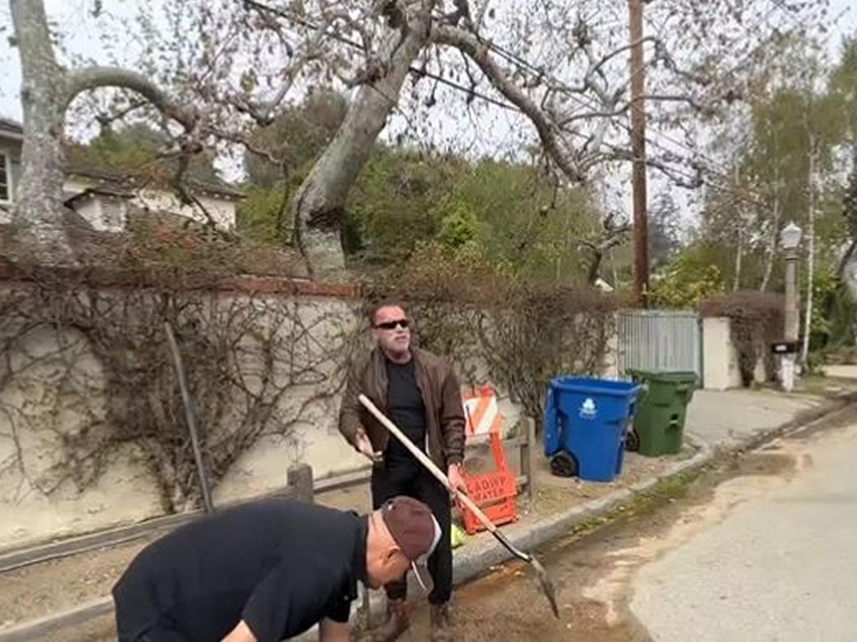 “No nos quejemos, hagamos algo al respecto”: Schwarzenegger al tapar un bache en su comunidad