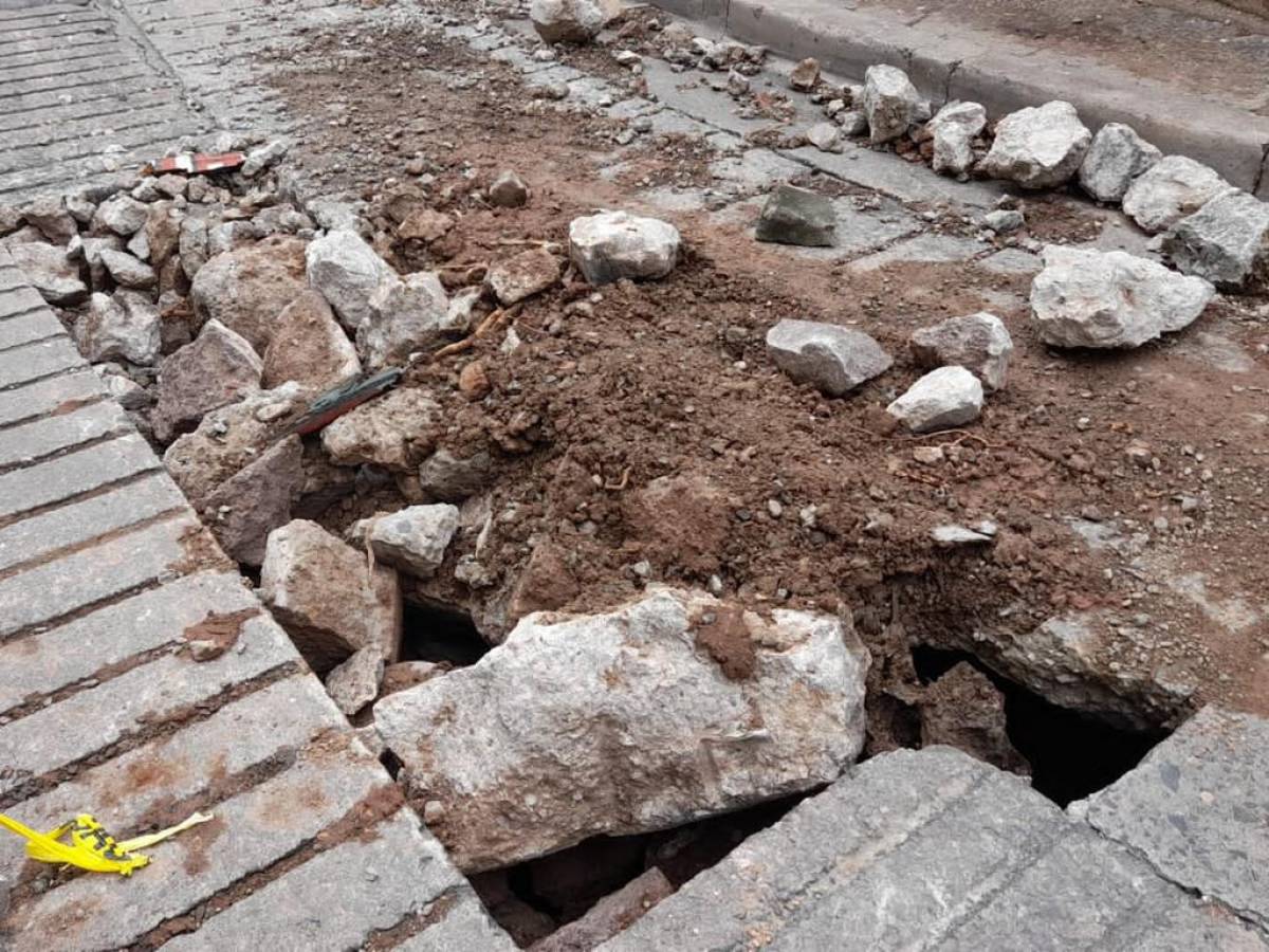 Destrozada se encuentra calle Las Damas que une barrio La Ronda con La Leona