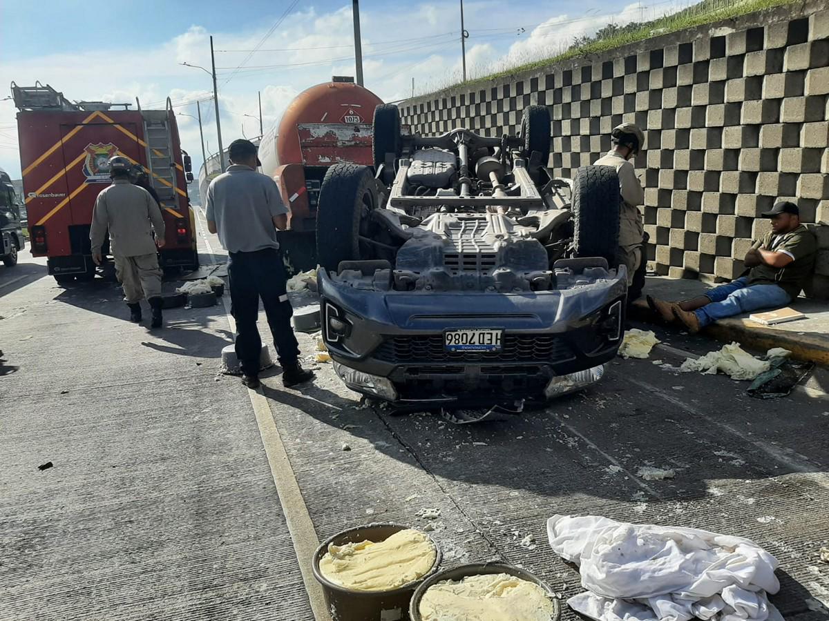 Lesionados y decenas de libras de quesillo tirado: destrozos que dejó accidente en El Carrizal