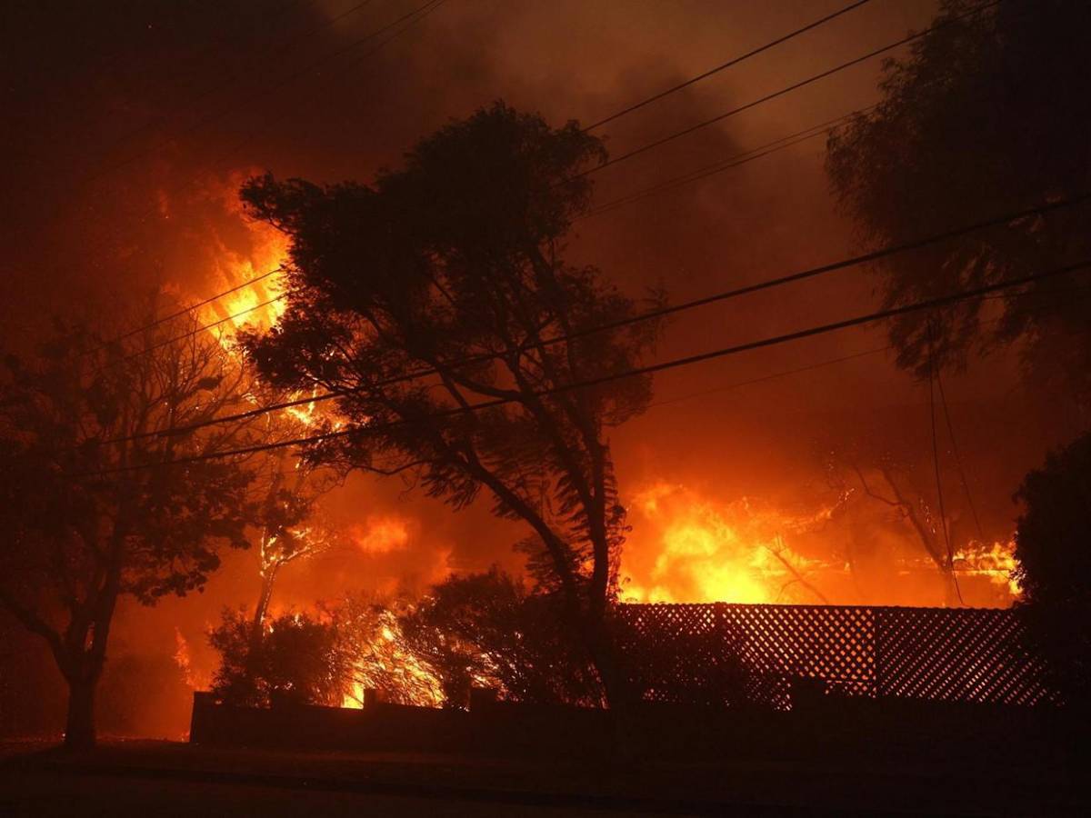 Incendio en Los Ángeles avanza sin control y amenaza a miles a su paso