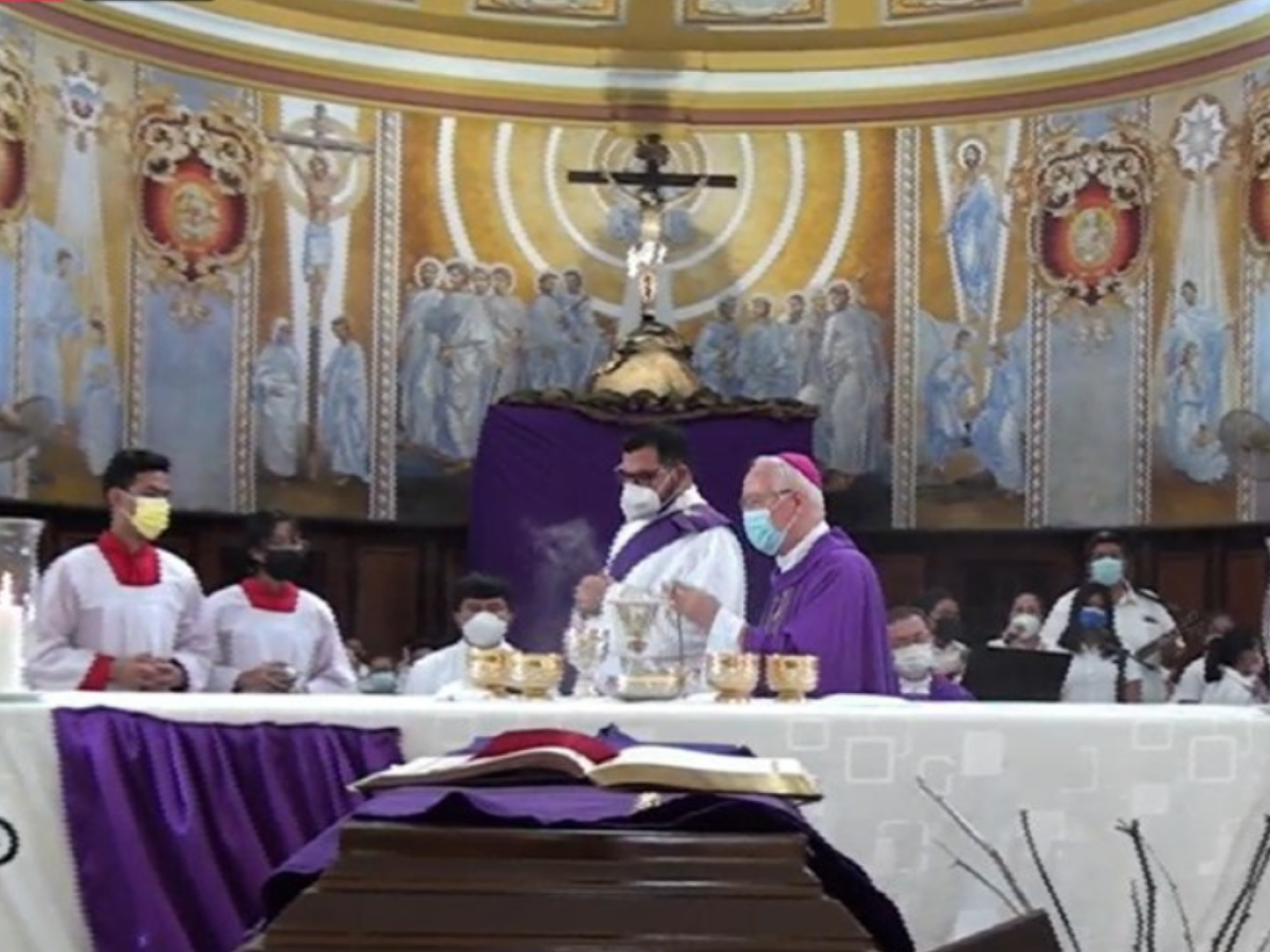 Garachana durante la misa de cuerpo presente de Enrique Vásquez.