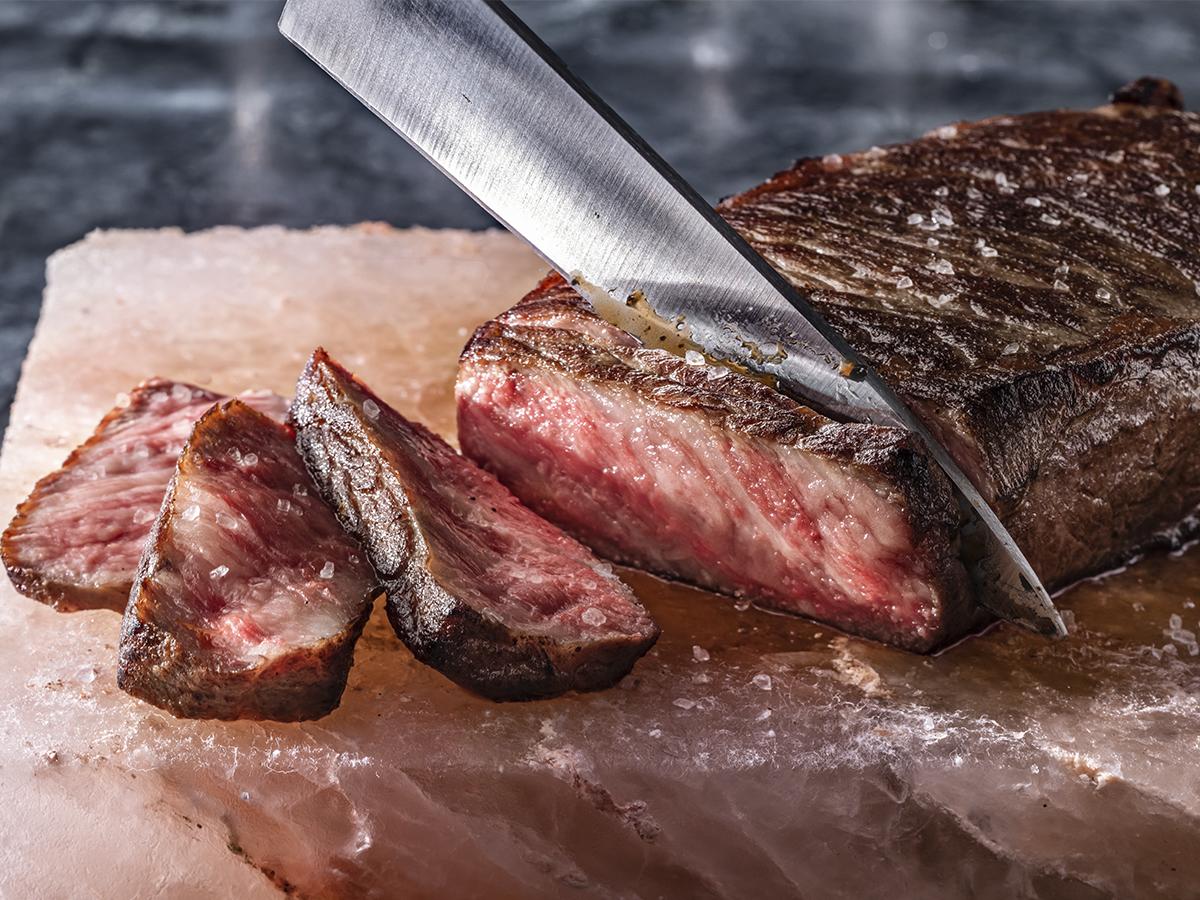 <i>La oferta gastronómica de Fogo de Chão incluye carnes de alta calidad asadas al fuego y servidas por chefs gauchos</i>.