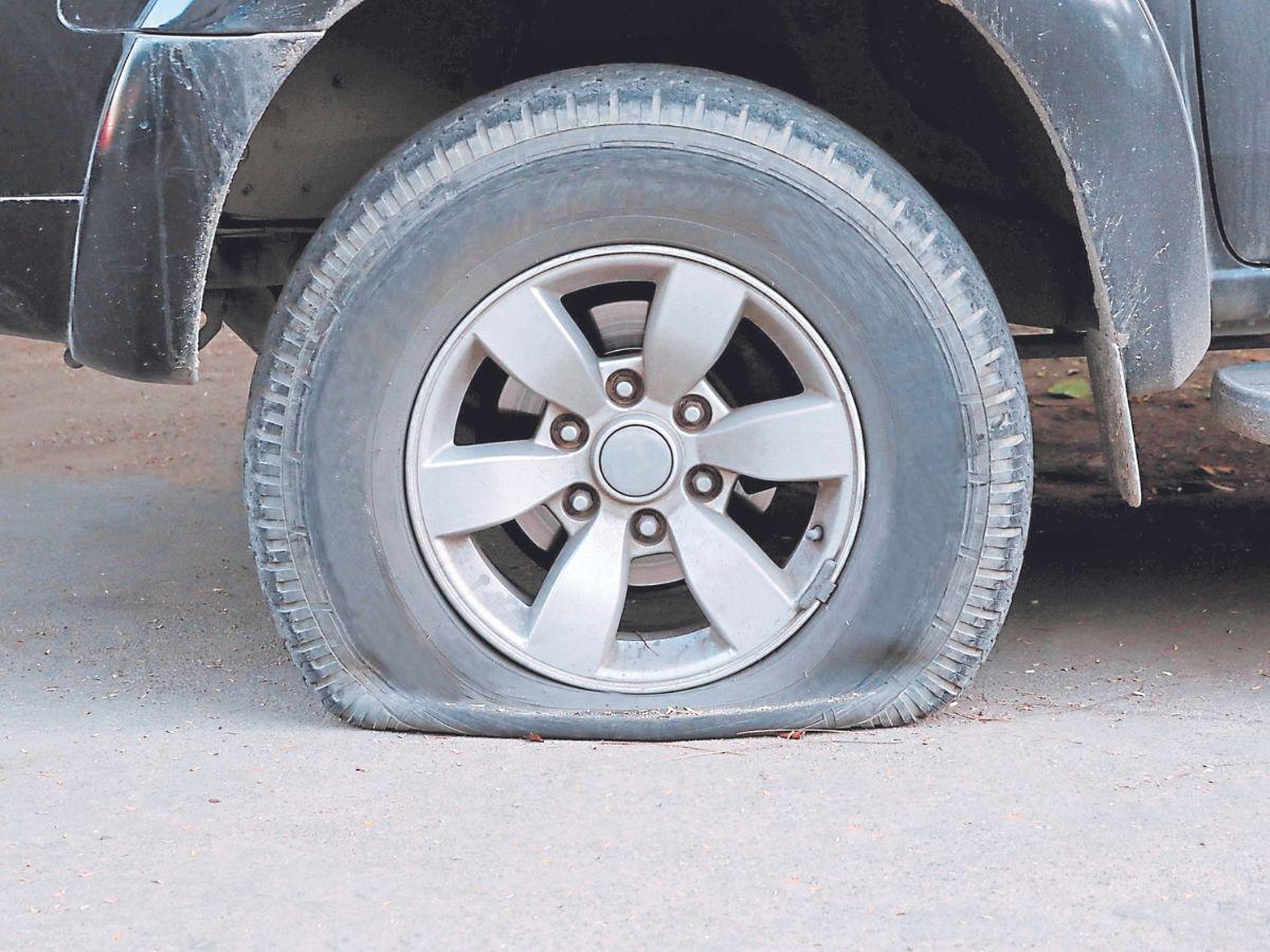 Llantas gastadas o con abolladuras pondrán en grave riesgo su vida y la de los suyos. Inspeccione visual y manualmente cada una de las cuatro llantas y reemplace las que ameriten cambio.