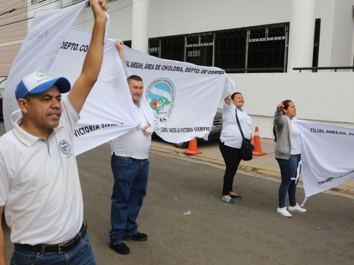 Agresiones policiales mantienen en protestas a la ANEEAH frente al Conadeh