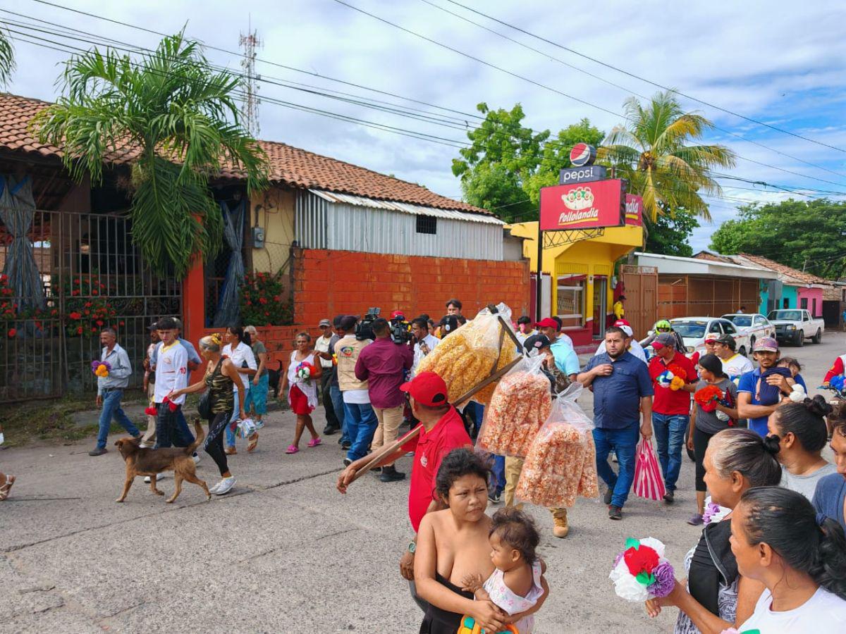 Tras 26 años del Mitch, hondureños recuerdan con flores a sus familiares desaparecidos en Choluteca