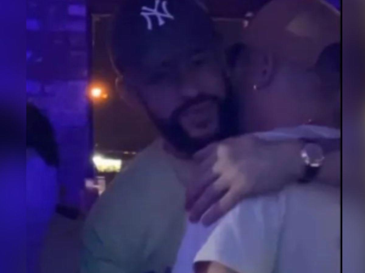 La verdad sobre el video de Bad Bunny junto a un hombre en un bar en Nashville