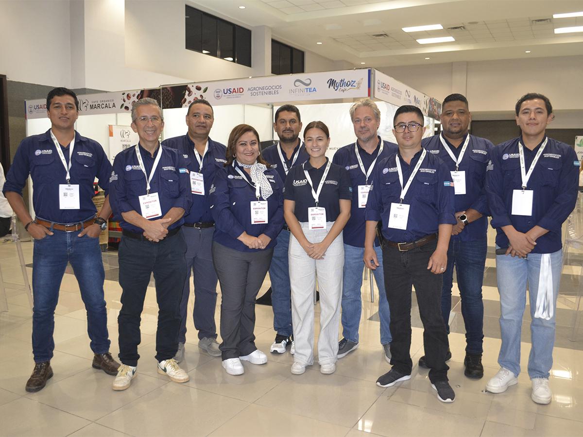 <i>El equipo de colaboradores de Agronegocios Sostenibles se mostró muy orgulloso al ser parte de esta importante exposición.</i>