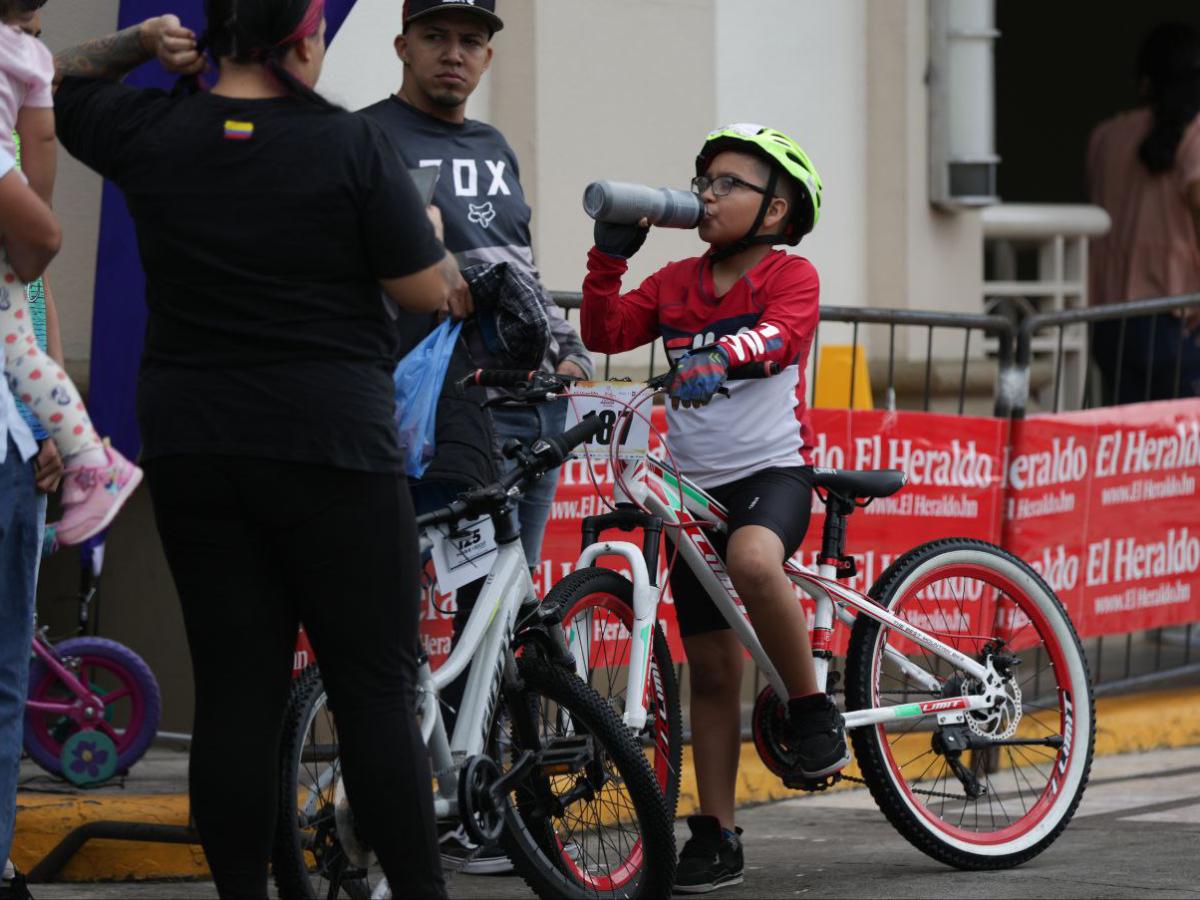 Familias completas dicen presente en la Vuelta Ciclística Infantil de EL HERALDO