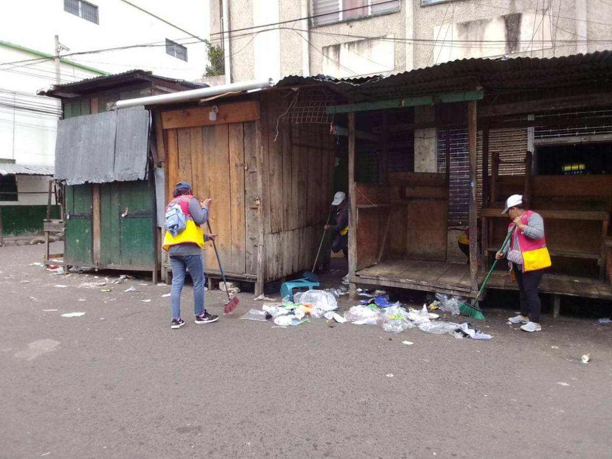 Llenas de basura amanecieron las calles de la capital tras la Nochebuena