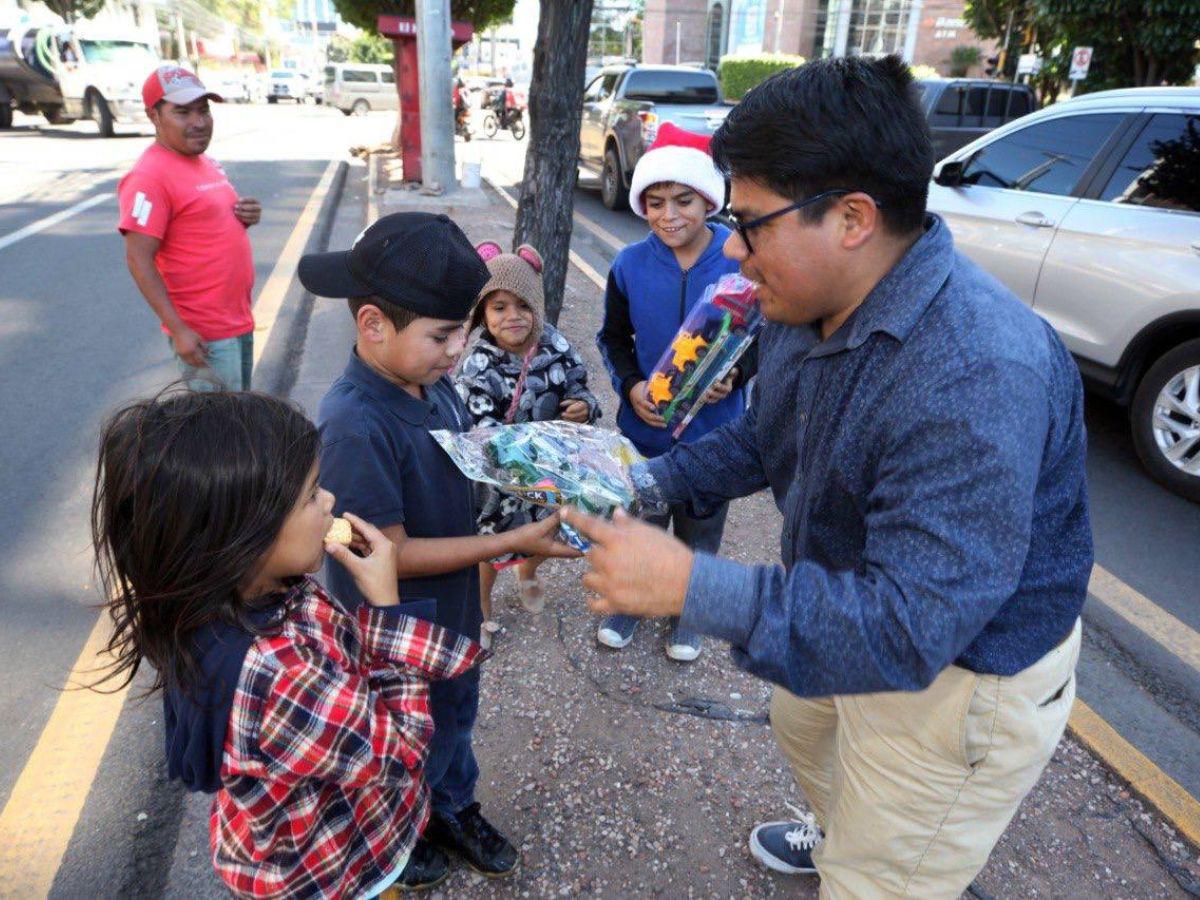 Pequeños detalles, grandes sonrisas: Niños disfrutan del trineo navideño de EL HERALDO