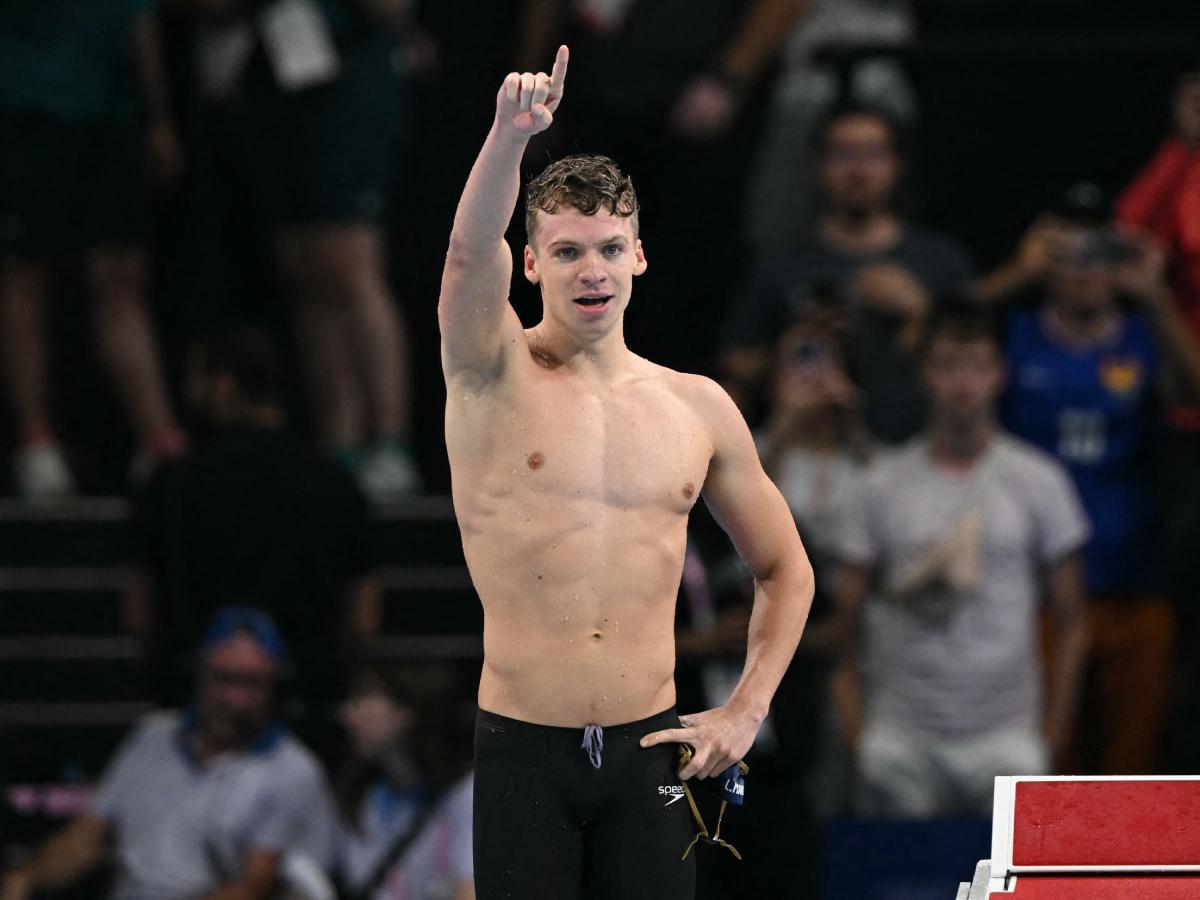 ¿Quién es León Marchand, nadador olímpico que comparan con Michael Phelps?