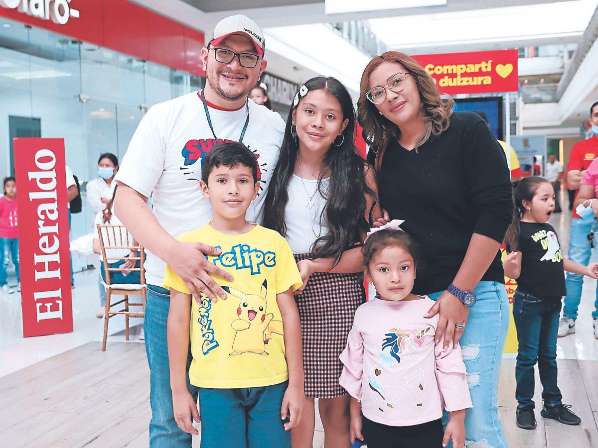 Edwin, Felipe, Katya y Sofía Elvir junto a Katerine Archaga.