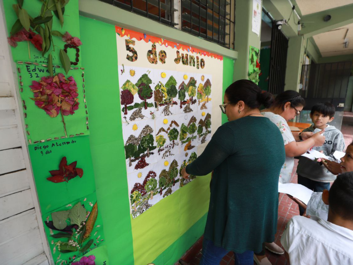Estudiantes pintan sus escuelas del color verde en el Día del Ambiente