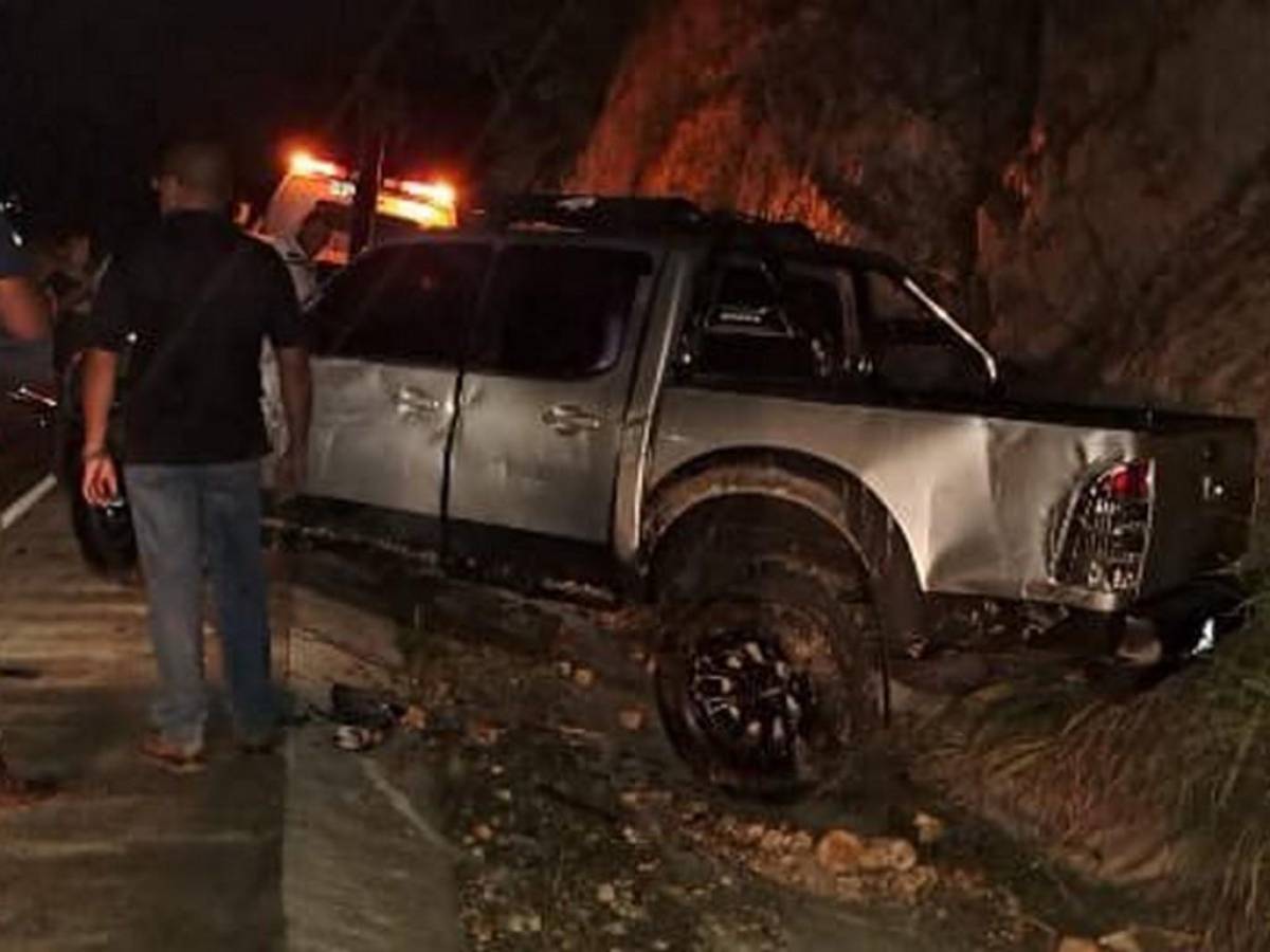 El automotor quedó encunetado hacia un paredón de la carretera.