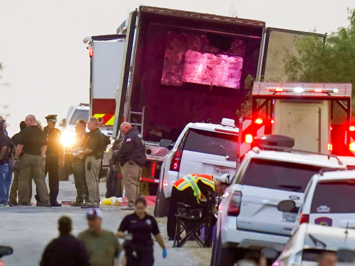 Detenidos cuatro mexicanos por muerte de 53 migrantes en camión en Texas