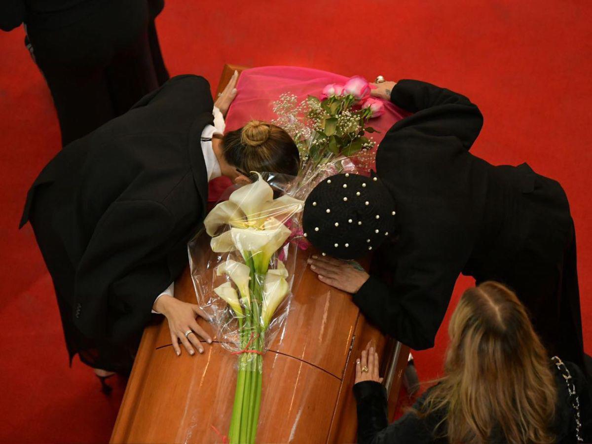 Alejandra Guzmán rompe en llanto al despedir a su madre, Silvia Pinal: “Madre, te necesito”