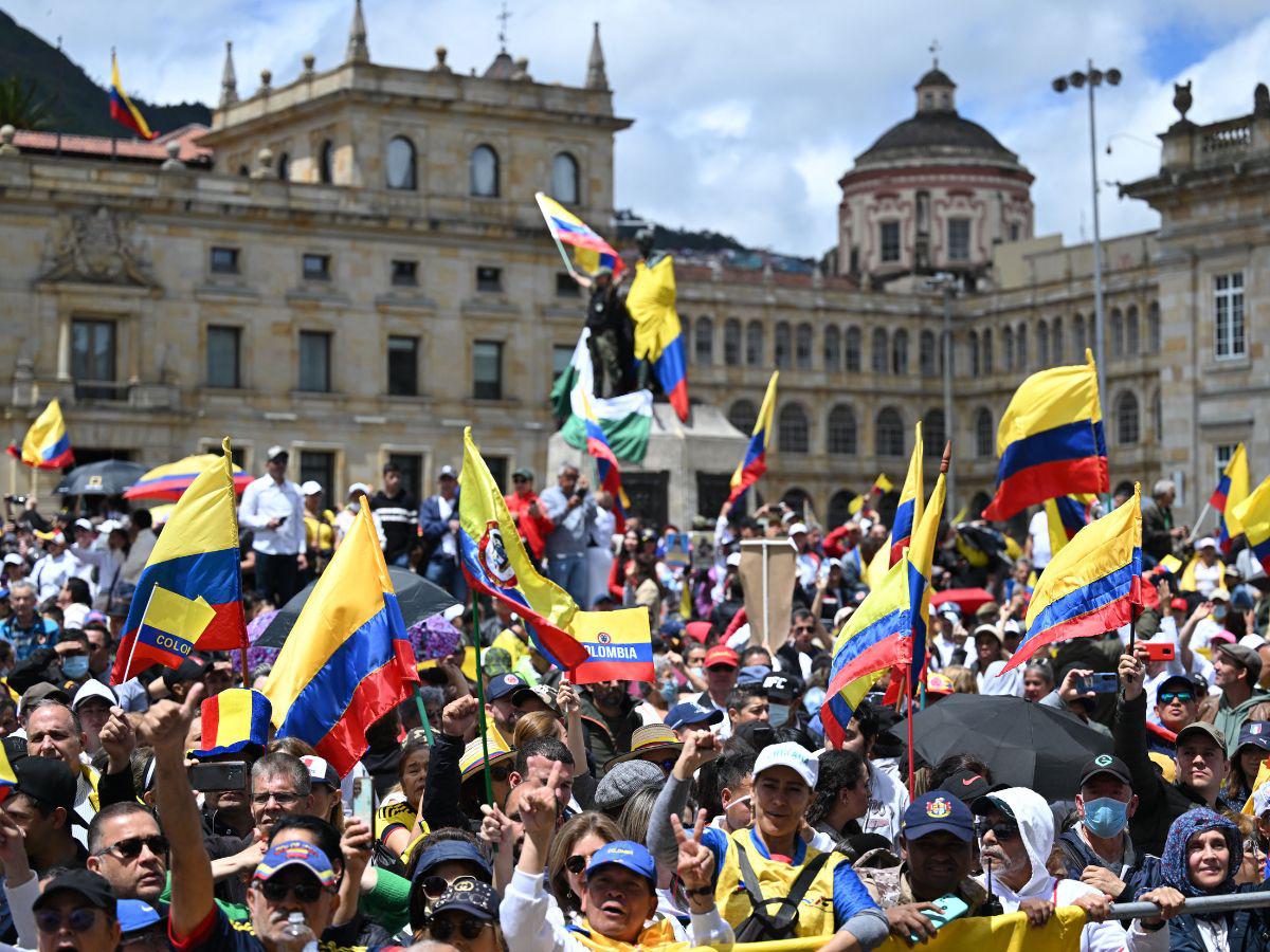 Miles protestan en Colombia contra las reformas del gobierno de Petro