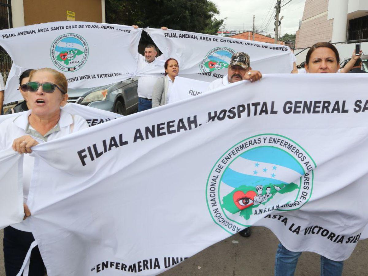 Agresiones policiales mantienen en protestas a la ANEEAH frente al Conadeh