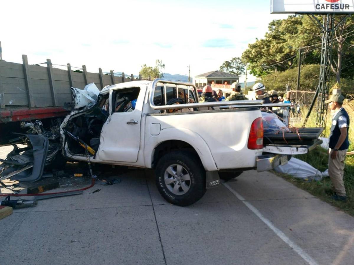 Víctimas atrapadas y fuga de conductor: difícil rescate en carretera al sur