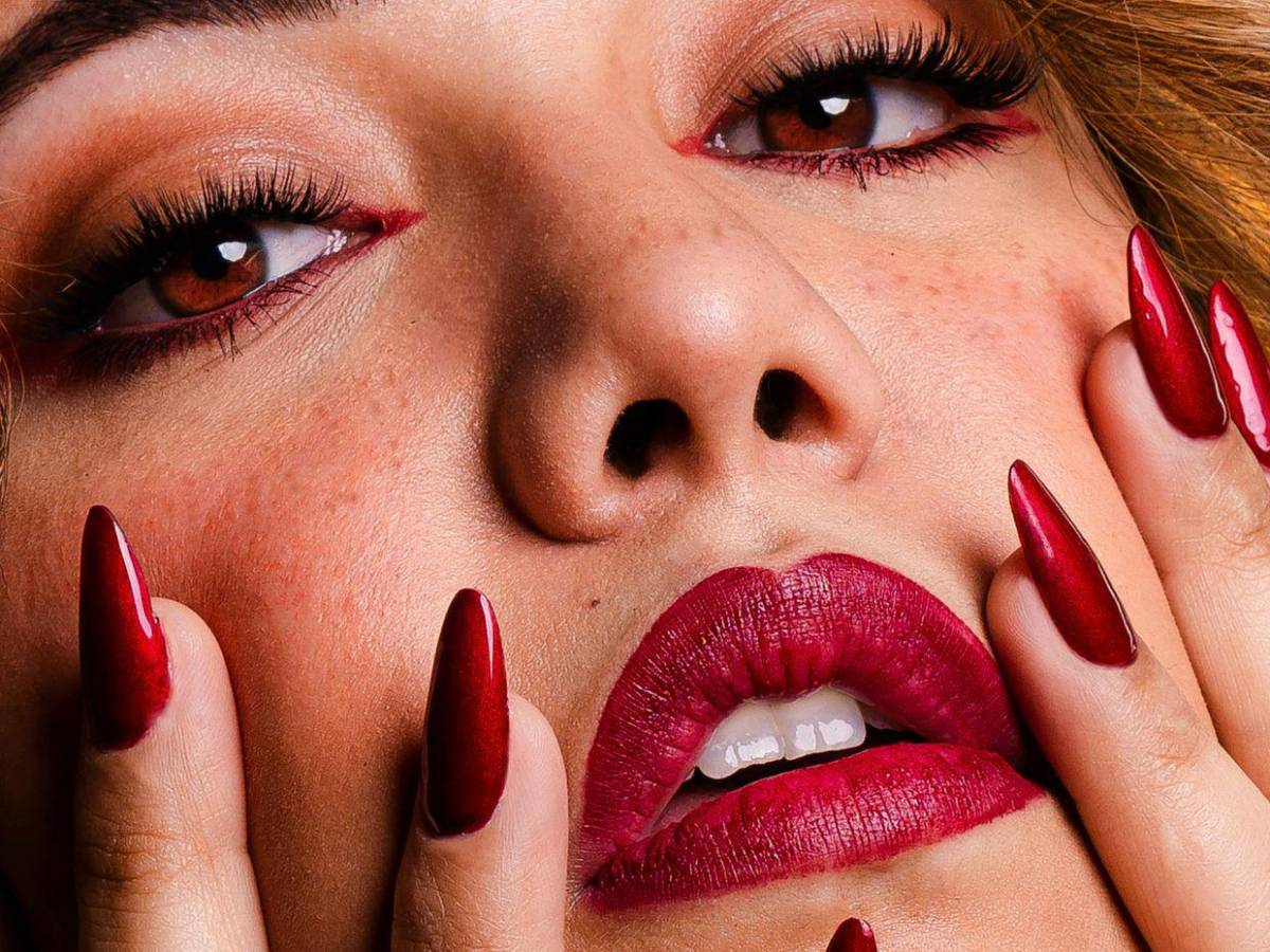 Maquillaje Navidad 2024: Labios granate, piel luminosa y ojos ahumados