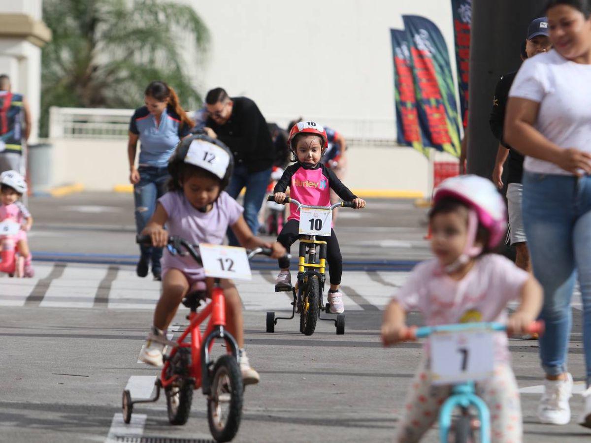 Adorables y veloces: los niños de la categoría de 0 a 4 años de la Vuelta Ciclística Infantil