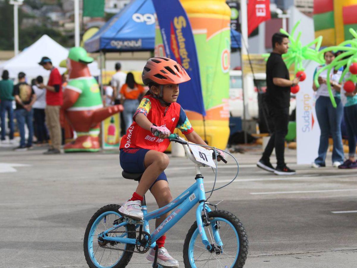 A toda marcha pedalearon niños y niñas en la categoría 5-6 años de la Vuelta Ciclística Infantil