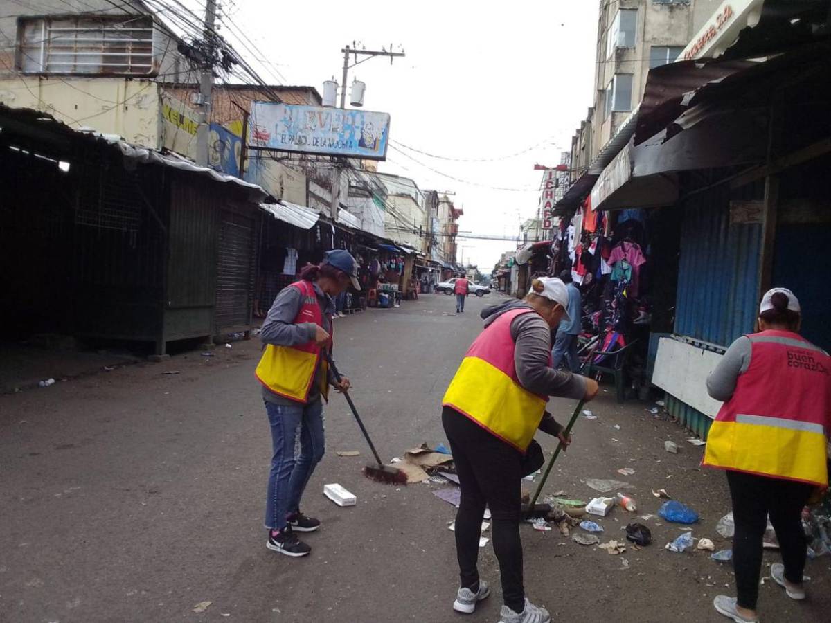 Llenas de basura amanecieron las calles de la capital tras la Nochebuena