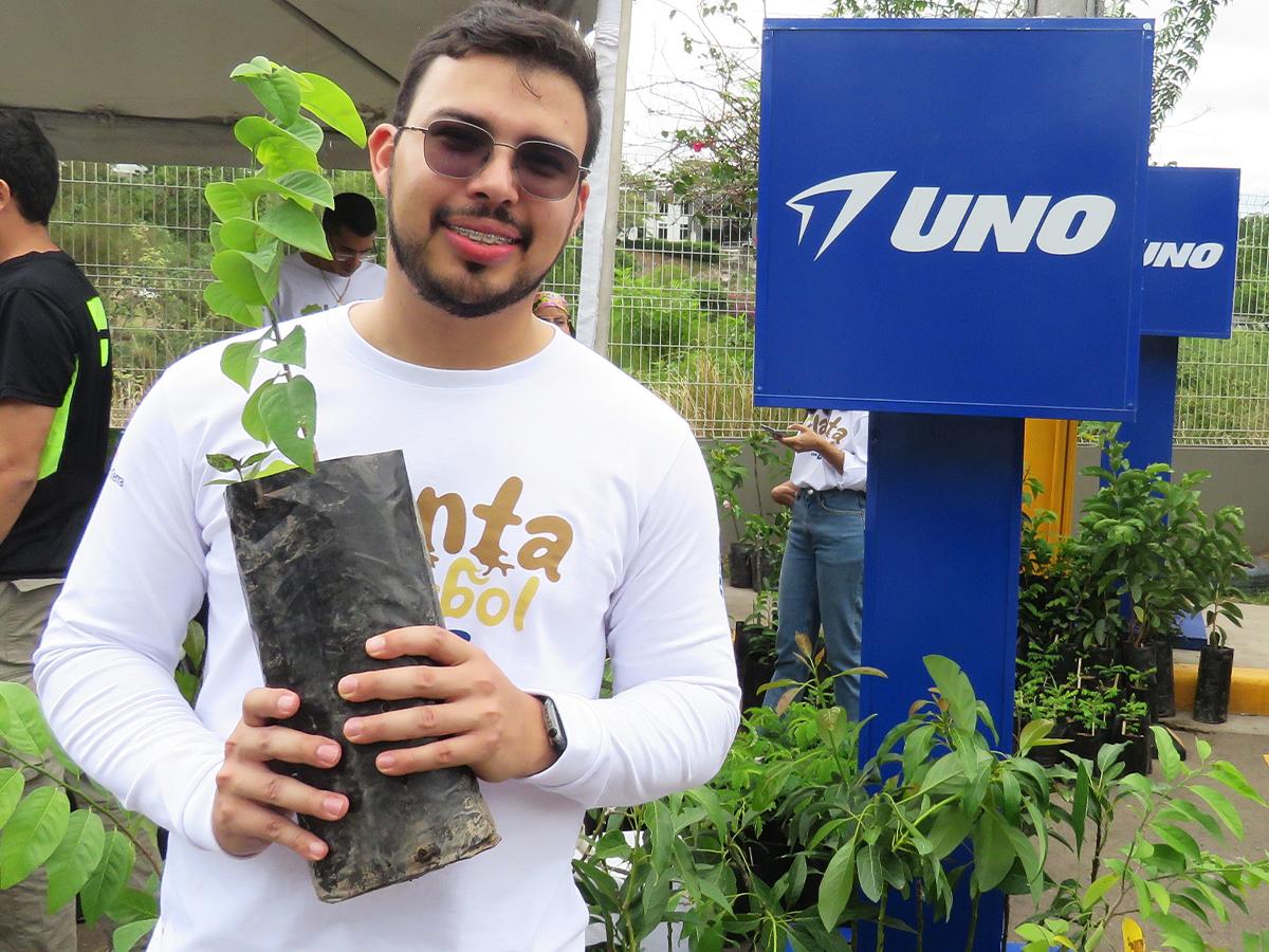 <i>Eduardo Idiáquez O’Hara, Coordinador de Mercadeo de UNO, destacando la importancia de la reforestación y el compromiso ambiental de la empresa.</i>