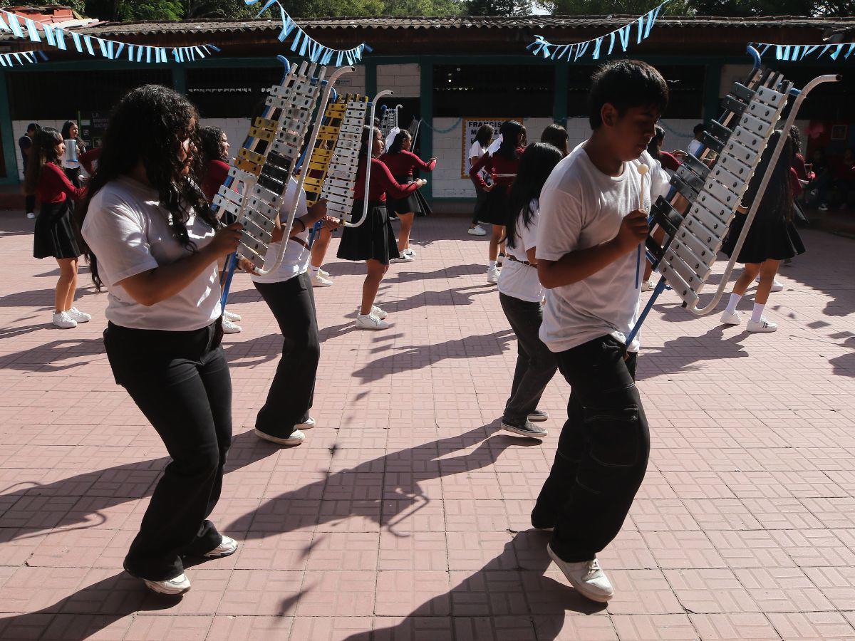 Con acrobacias y coreografía, banda del San Juan Bosco prepara espectáculo en desfiles