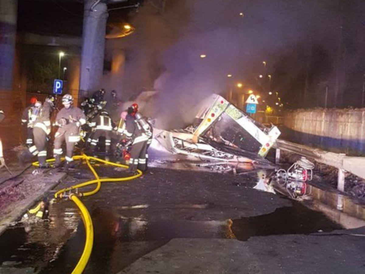 Al menos 21 víctimas mortales en accidente de bus que terminó en incendio en Venecia