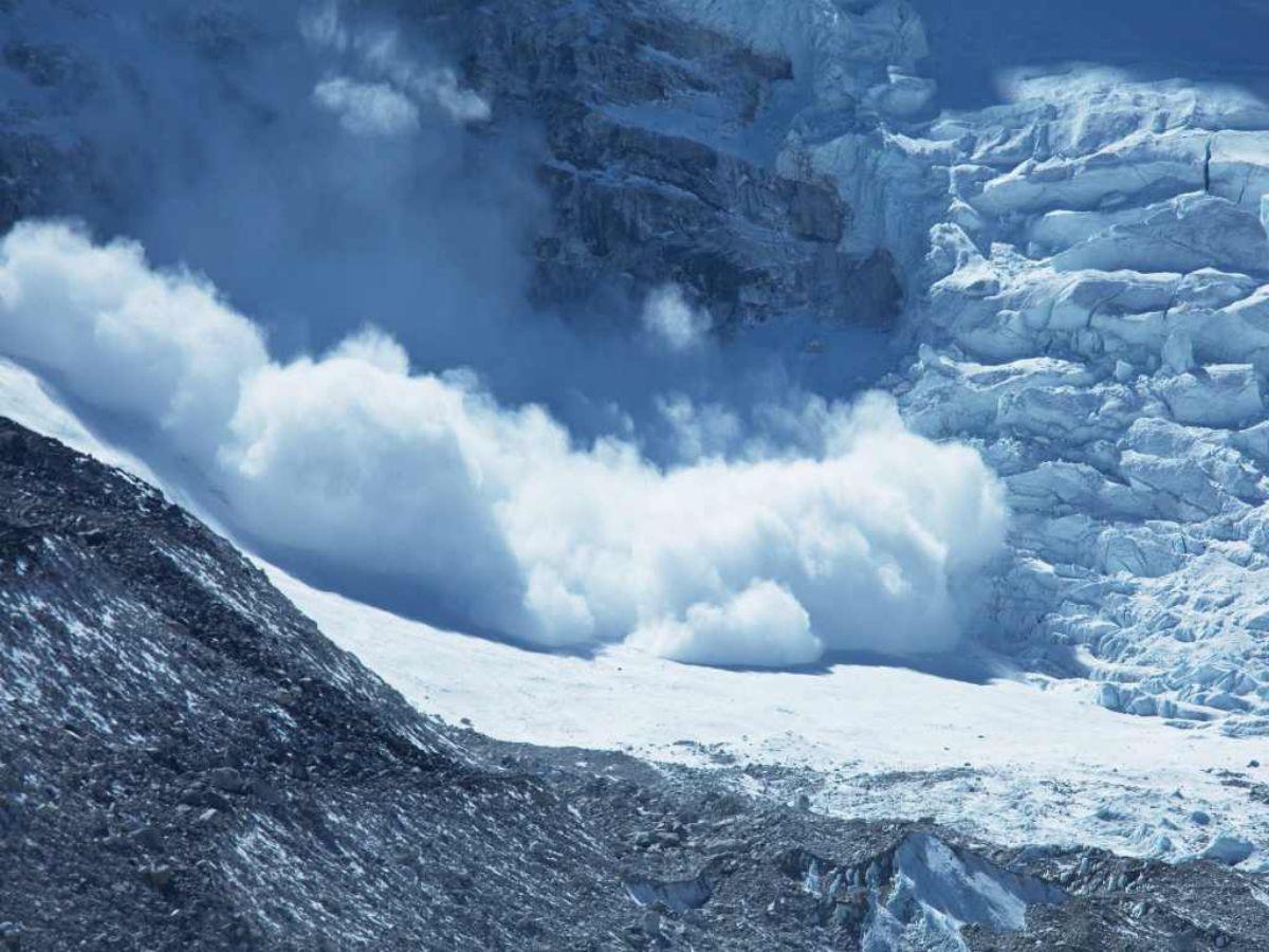 Esquiador sobrevive a una avalancha tras llamar a emergencias estando bajo la nieve