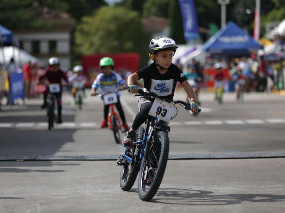 A toda marcha pedalearon niños y niñas en la categoría 5-6 años de la Vuelta Ciclística Infantil