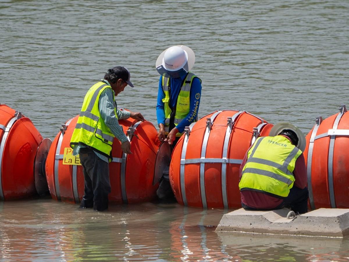 Tribunal federal ordena a Texas retirar boyas antimigrantes