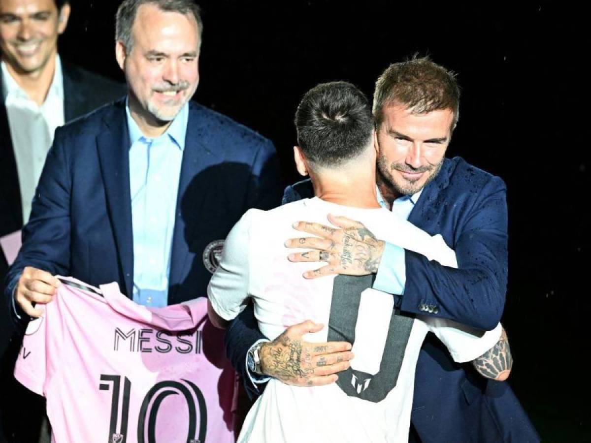 David Beckham abraza a Lionel Messi en su histórica fiesta de presentación en Inter Miami.