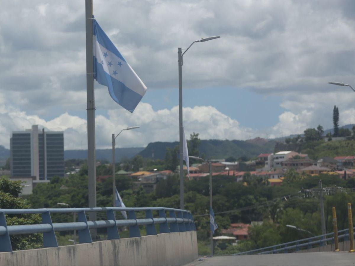 Más de 2,000 banderas enarbolan los principales puentes de la capital