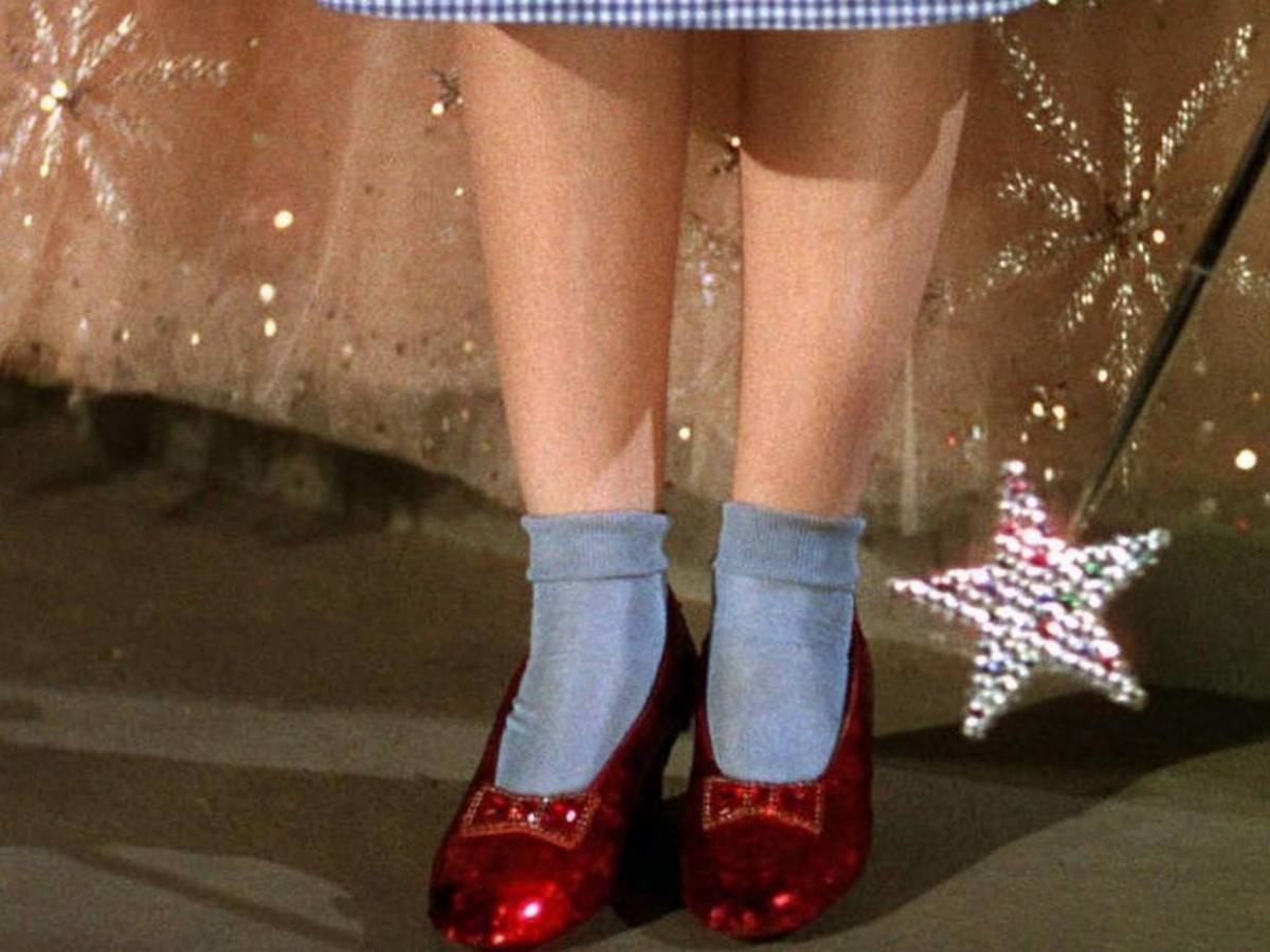 De seda y lentejuelas, subastan los zapatos rubí de Dorothy de El Mago de Oz