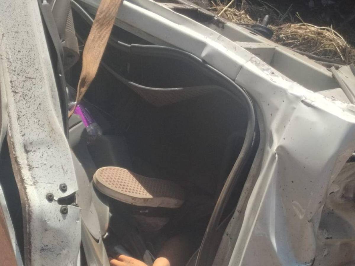 Los cuerpos de las víctimas quedaron atrapados en el amasijo de hierro del pesado automotor.