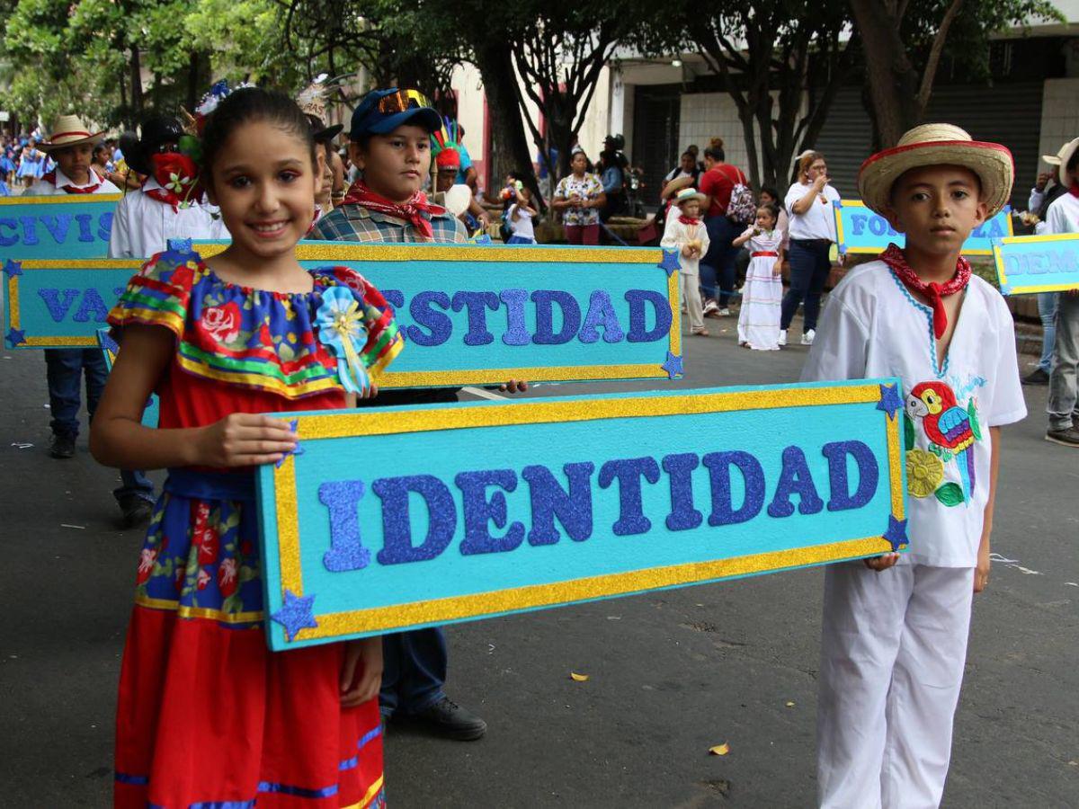 Con llamativos trajes, niños y niñas deslumbran en los desfiles en Comayagüela