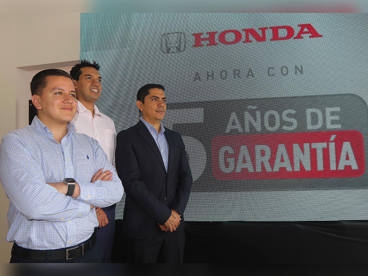 Ejecutivos de Excel en el lanzamiento de la garantía extendida por 5 años de la marca Honda.