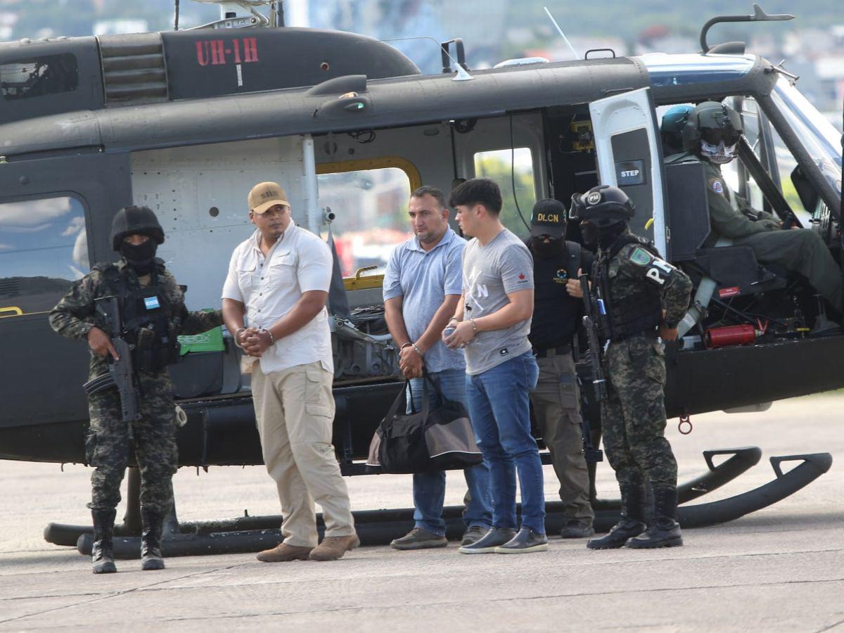 Esposados y en helicóptero, llegan a Tegucigalpa policías y militares acusados de facilitar información a narcos