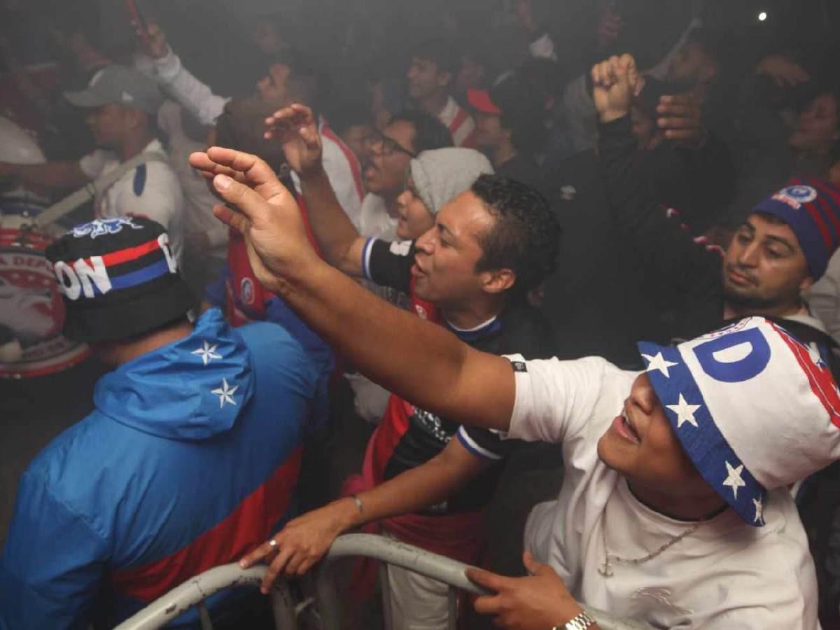 Así fue el banderazo de la Ultra Fiel al Olimpia previo a la gran final