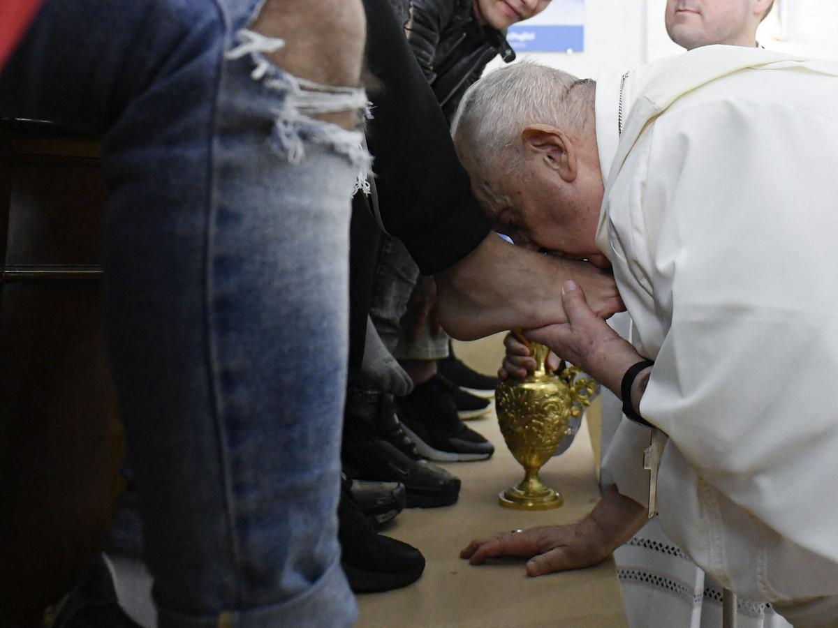 Papa Francisco lava los pies a 12 jóvenes presos durante ritual de Jueves Santo