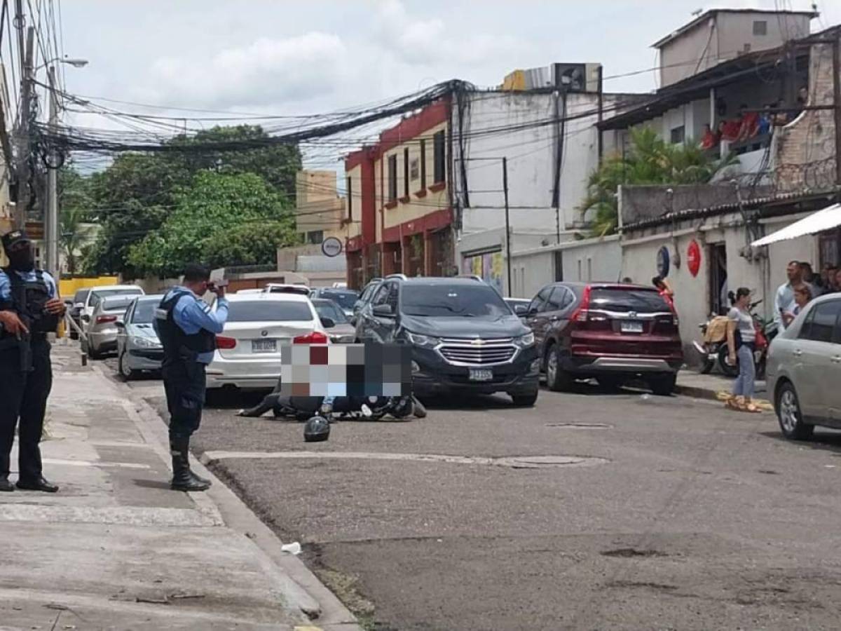 El asaltante quedo tirado encima de su motocicleta.