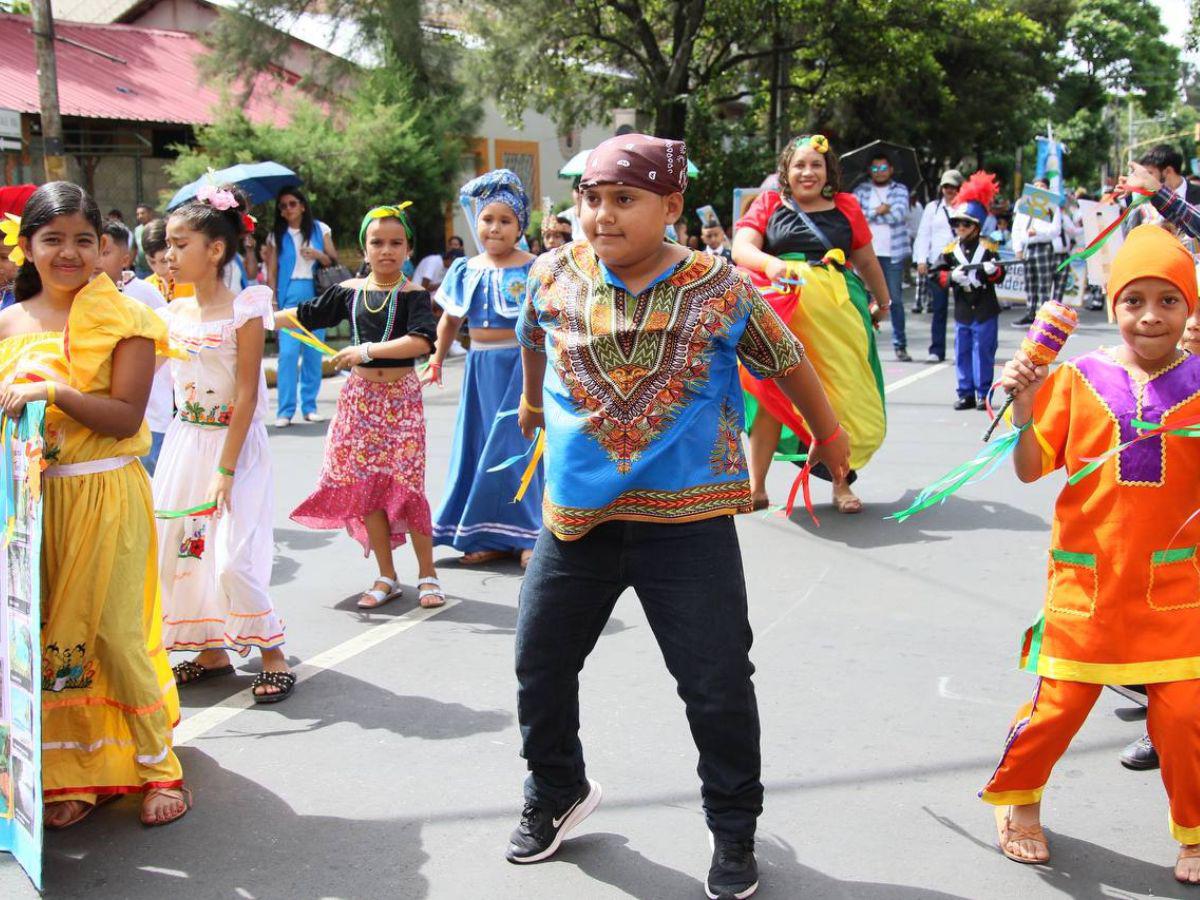 Con llamativos trajes, niños y niñas deslumbran en los desfiles en Comayagüela