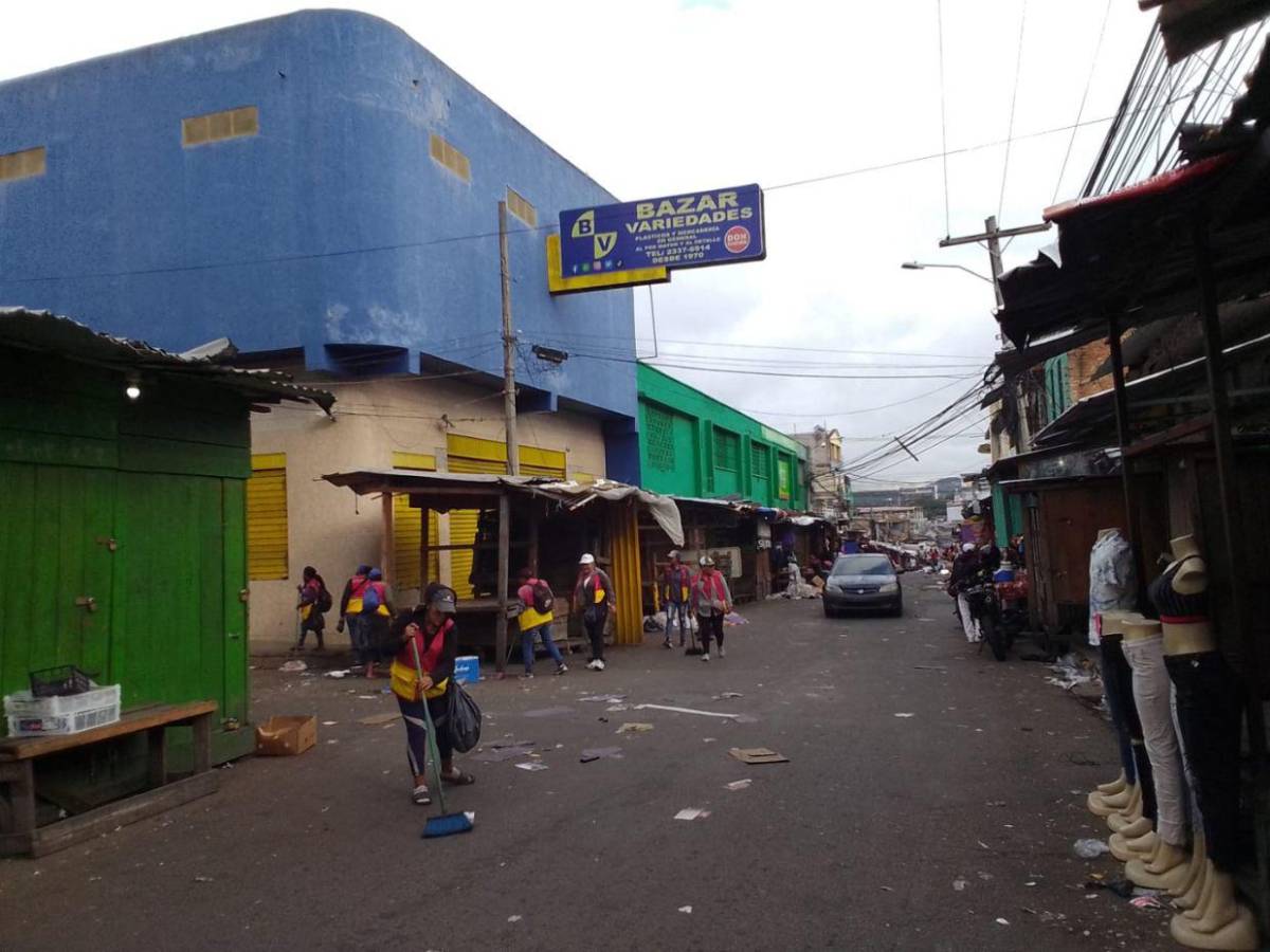 Llenas de basura amanecieron las calles de la capital tras la Nochebuena