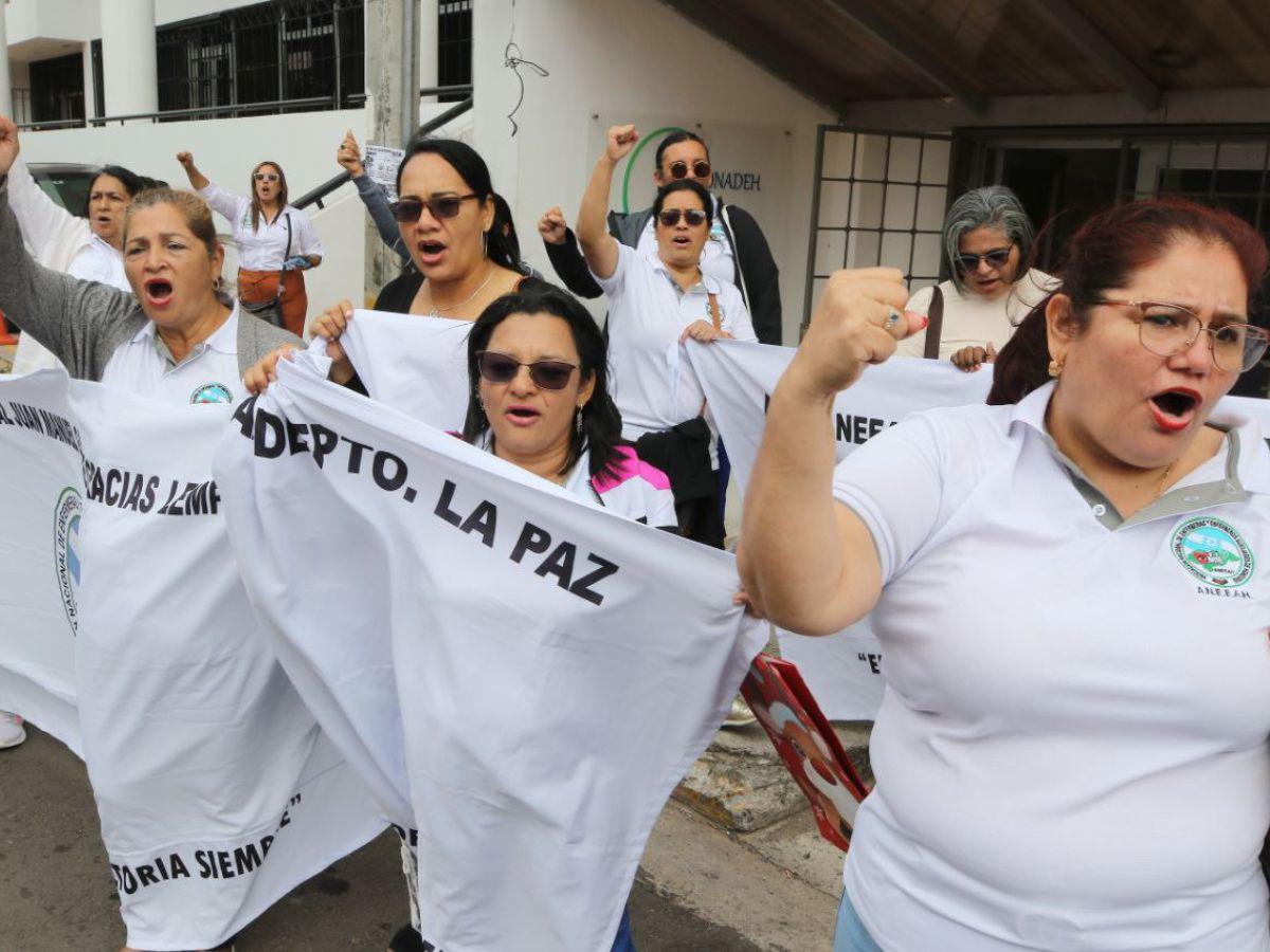 Agresiones policiales mantienen en protestas a la ANEEAH frente al Conadeh