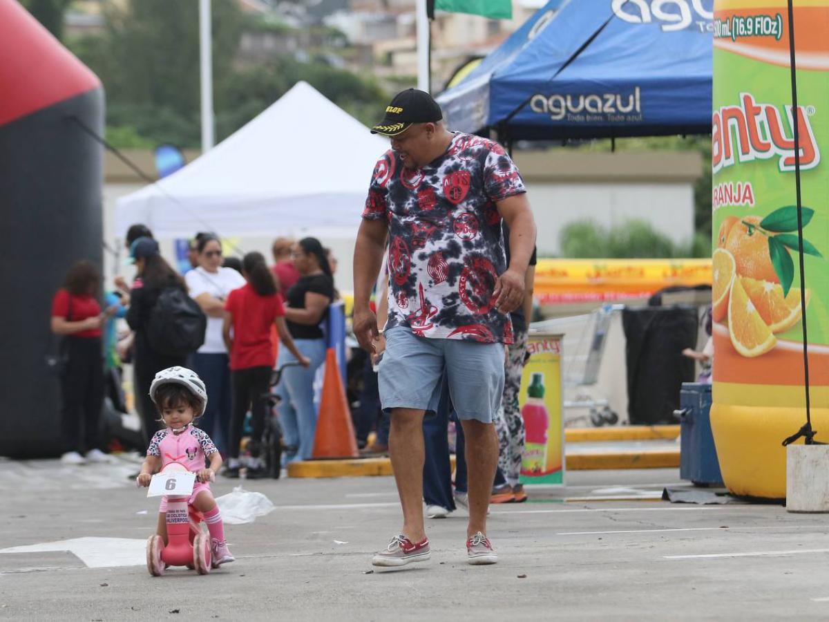 Familias completas dicen presente en la Vuelta Ciclística Infantil de EL HERALDO